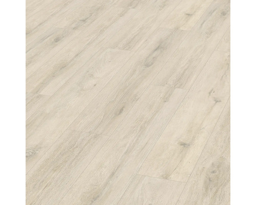 Ljust laminatgolv med träutseende.