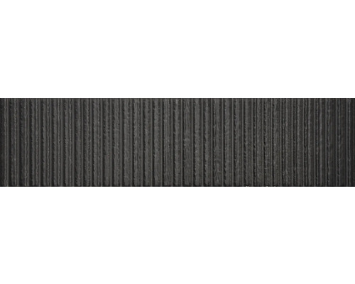 Mörk fasadbeklädnad med vertikala spår.