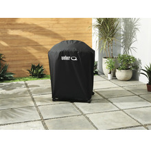 Weber grill med skyddshölje utomhus