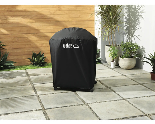 Weber grill med skyddshölje utomhus