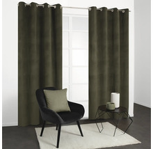 Vardagsrum med gardiner, fåtölj, kudde, bord och matta