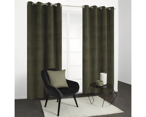 Vardagsrum med gardiner, fåtölj, kudde, bord och matta