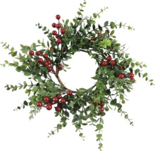Dekorativ krans med röda bär och gröna blad som en heminredningsdetalj