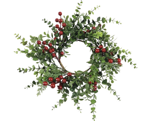 Dekorativ krans med röda bär och gröna blad som en heminredningsdetalj