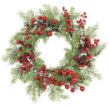 Dekorativ dörrkrans med bär och tallgrenar för julen