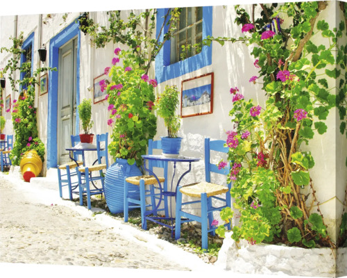 Dekorativ duk med blommande växter på en vitmålad fasad med blå detaljer