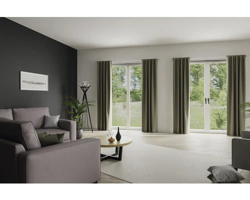 Vardagsrum med soffa, gardiner och fönster med utsikt över grönskan