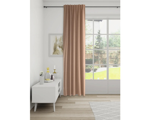 Vardagsrum med gardin, fönster, byrå och dekoration