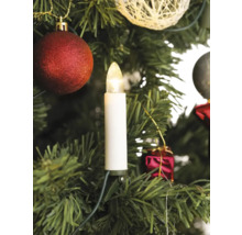 Detaljbild av en julgran med julgransdekorationer och ljusslinga med ljus