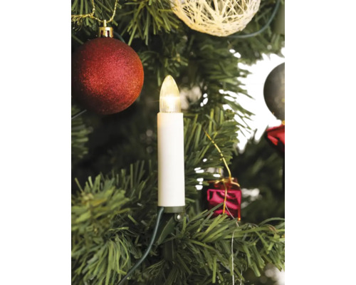 Julgransljus KONSTSMIDE 16 varmvita LED Detaljbild av en julgran med julgransdekorationer och ljusslinga med ljus