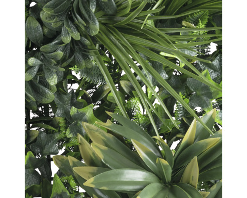 Konstgjord växtvägg med olika gröna växter