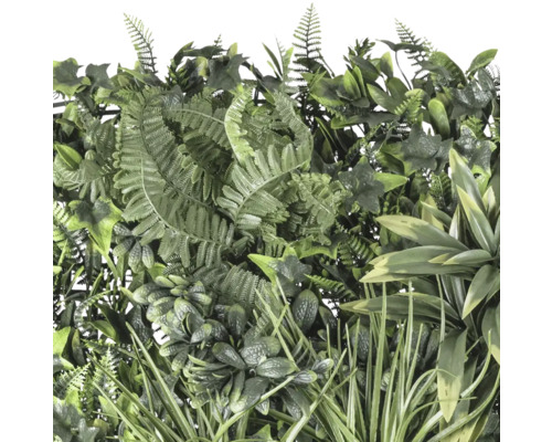 Närbild av en konstgjord häck med olika gröna blad och ormbunkar.