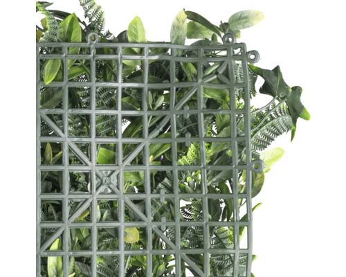 Konstgjord växtvägg med olika gröna blad och rutnätsstruktur