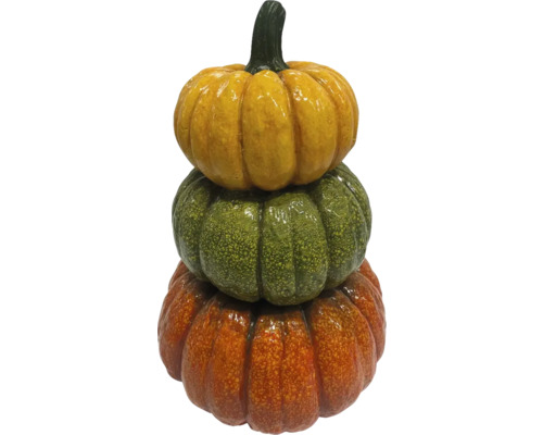Dekorativa pumpor staplade i gult, grönt och orange.