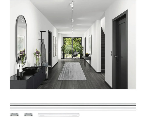 Ljus hall med byrå, spegel, klädhängare och matta