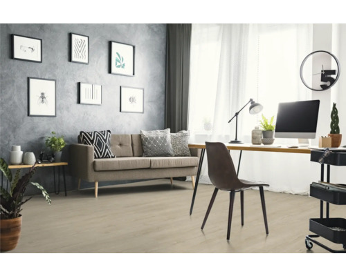 Vardagsrum med soffa, skrivbord och designelement