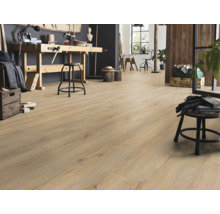 Verkstad med ljust laminatgolv i trädesign