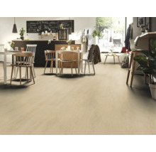 Ljust golv i en matplats med bord och stolar