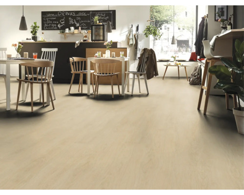 Ljust golv i en matplats med bord och stolar