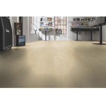 Ljust rum med lagt laminatgolv.