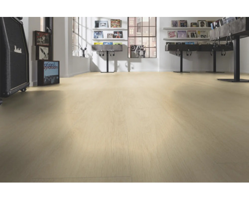 Ljust rum med lagt laminatgolv.