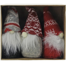 Tre tomtar med stickade mössor och långa skägg i en låda