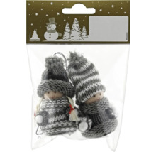 Två stickade dockor som julgransprydnader i en genomskinlig plastpåse