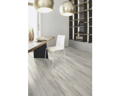 Ljus matplats med träbord, stol och hyllsystem