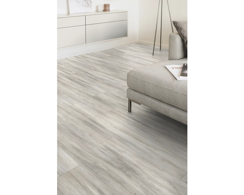 Ljust vardagsrum med laminatgolv i träutseende, soffa och skänk