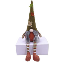 Hösttomte med hatt och löv som dekoration