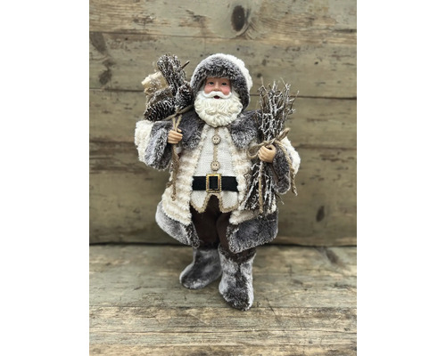 Dekorativ jultomte med pälskant, kottar och kvistar.