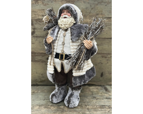 Dekorativ jultomte med pälsjacka, kvistar och kottar som festlig dekoration