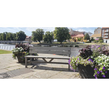 Grå träbänk utomhus nära blomlådor