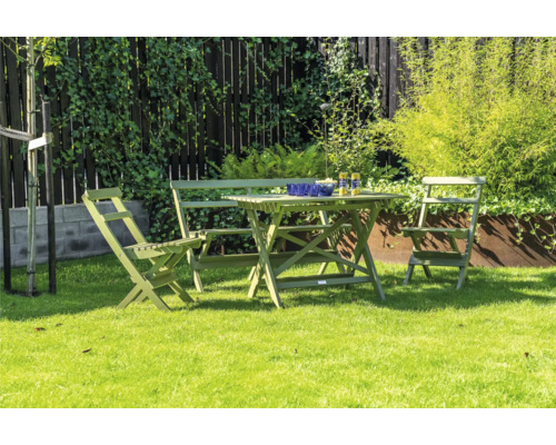 Trädgårdsmöbler i trä med bord, bänk och två stolar på en grön gräsmatta