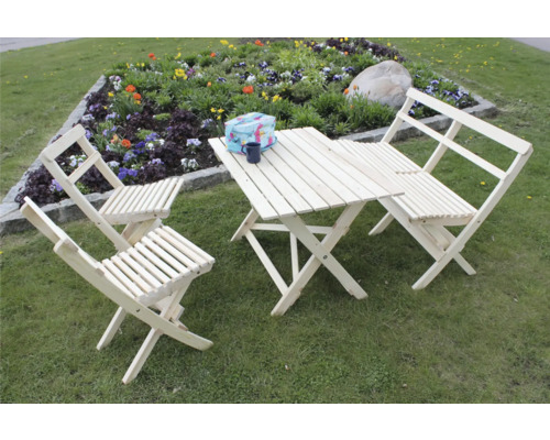 Trädgårdsmöbelset i trä med fällbart bord och fällbara stolar på gräsmatta