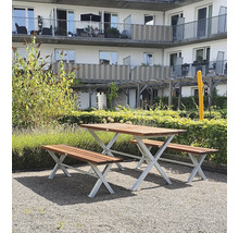 Uteplats med bord och två bänkar utomhus