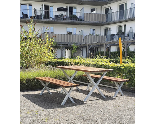 Uteplats med bord och två bänkar utomhus