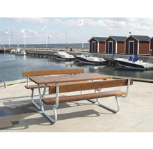 Picknickbord av trä och metall i en hamn