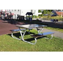 Picknickbord med aluminiumram och bänkar på en gräsmatta
