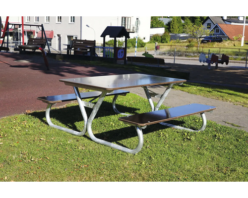 Picknickbord med aluminiumram och bänkar på en gräsmatta
