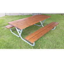 Picknickbord i trä med metallram på en gräsmatta