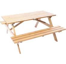Picknickbord i trä med bänkar