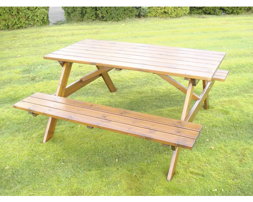 Picknickbord i trä med två bänkar på gräsmatta