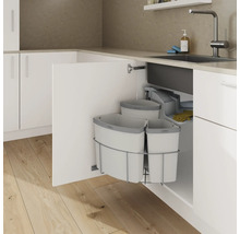 Soptunna i köksskåp med flera behållare för källsortering.