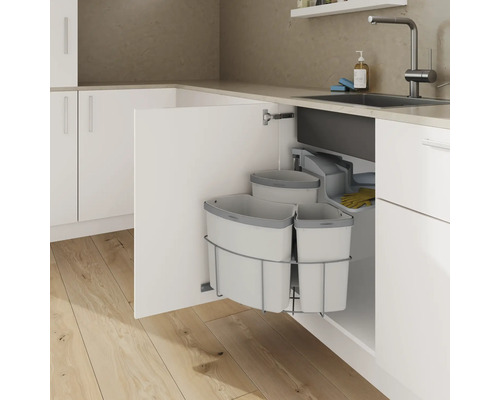 Soptunna i köksskåp med flera behållare för källsortering.