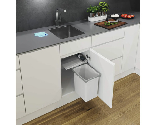 Diskho i köket med inbyggd soptunna i ett vitt skåp