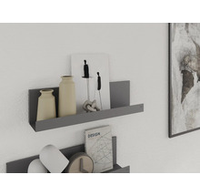 Vägghyllor med vaser, bok och dekoration