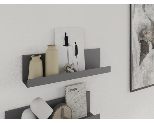 Vägghyllor med vaser, bok och dekoration