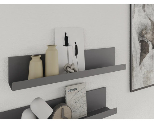 Två grå vägghyllor med dekoration