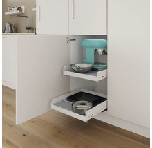 Kökskåp med utdragbara hyllor för förvaring av porslin och köksmaskiner